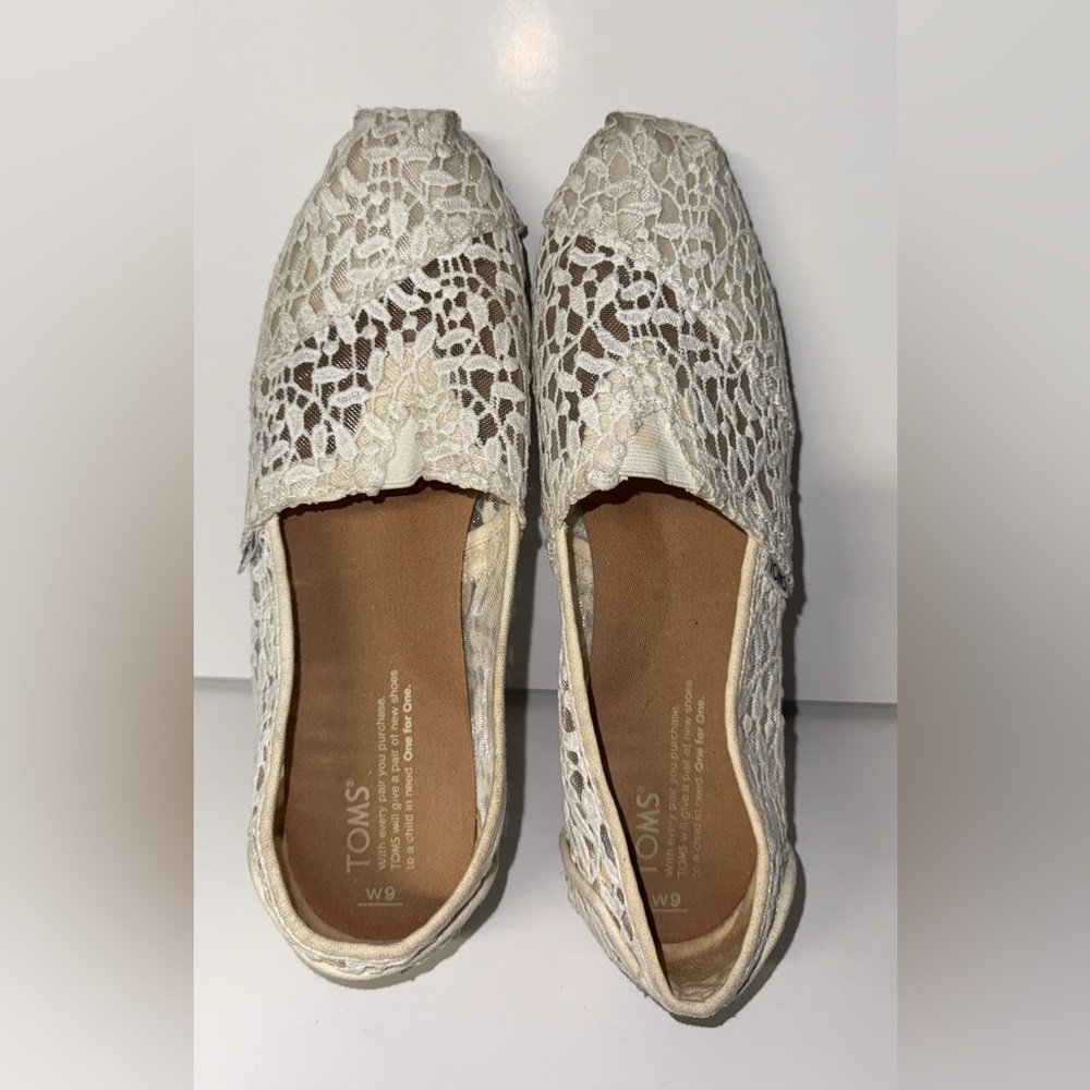Sz 9 TOMS WOMENS LACE SLIP ON FLATS CREAM COLOR